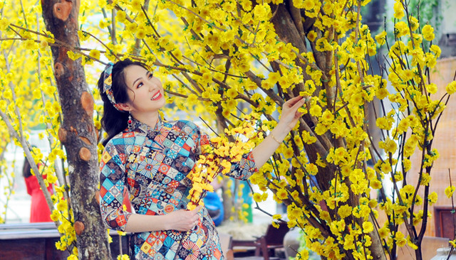 Phố ông Đồ vàng rực, thu hút giới trẻ đến "check in" dịp Tết Nguyên đán - Hình 4 Pho ong Do vang ruc, thu hut gioi tre den