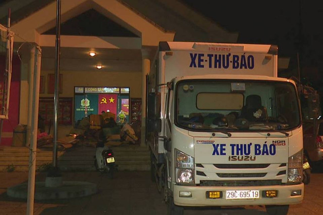 Bắt quả tang xe Thư báo chở hàng lậu Bat qua tang xe Thu bao cho hang lau