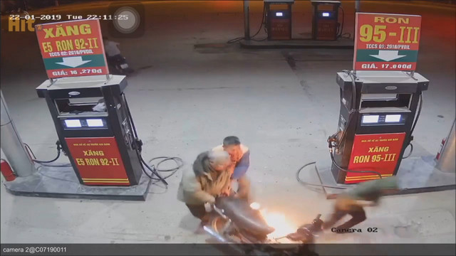 Đọc gì hôm nay 24/1: Khách dùng bật lửa soi xăng tại cây xăng Doc gi hom nay 24/1: Khach dung bat lua soi xang tai cay xang