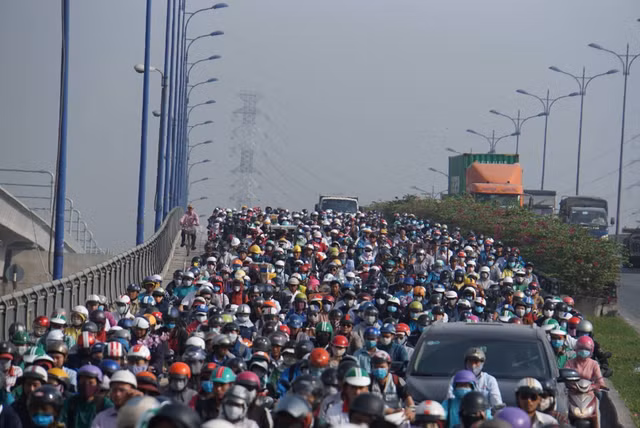 Cua ngo Sai Gon ket kinh hoang ngay can Tet, nghin nguoi tim loi thoat