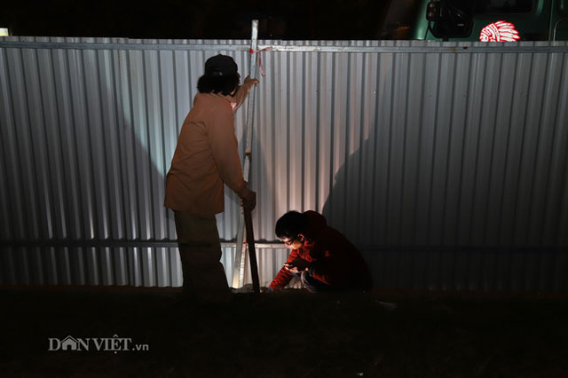 Hinh anh cong nhan thuc trang dem xen dai phan cach duong vanh dai 3 Ha Noi-Hinh-5