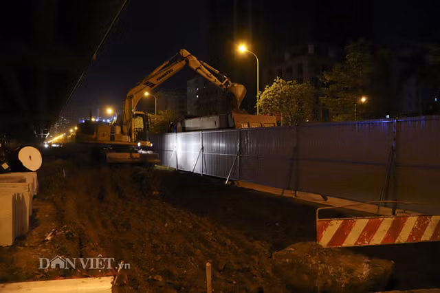Hinh anh cong nhan thuc trang dem xen dai phan cach duong vanh dai 3 Ha Noi-Hinh-7