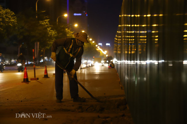 Hinh anh cong nhan thuc trang dem xen dai phan cach duong vanh dai 3 Ha Noi-Hinh-9
