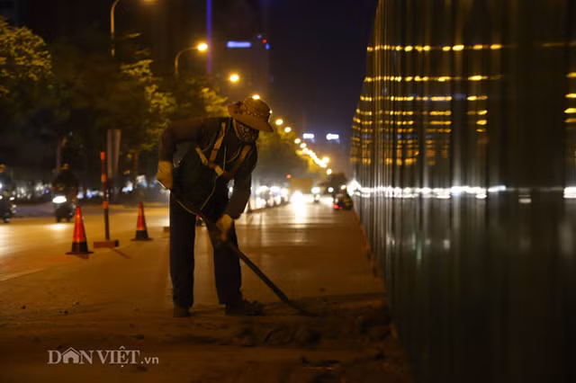 Hinh anh cong nhan thuc trang dem xen dai phan cach duong vanh dai 3 Ha Noi-Hinh-9