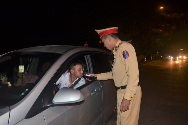 Hàng chục nghìn tài xế uống rượu bia, sử dụng ma túy khi lái xe Hang chuc nghin tai xe uong ruou bia, su dung ma tuy khi lai xe