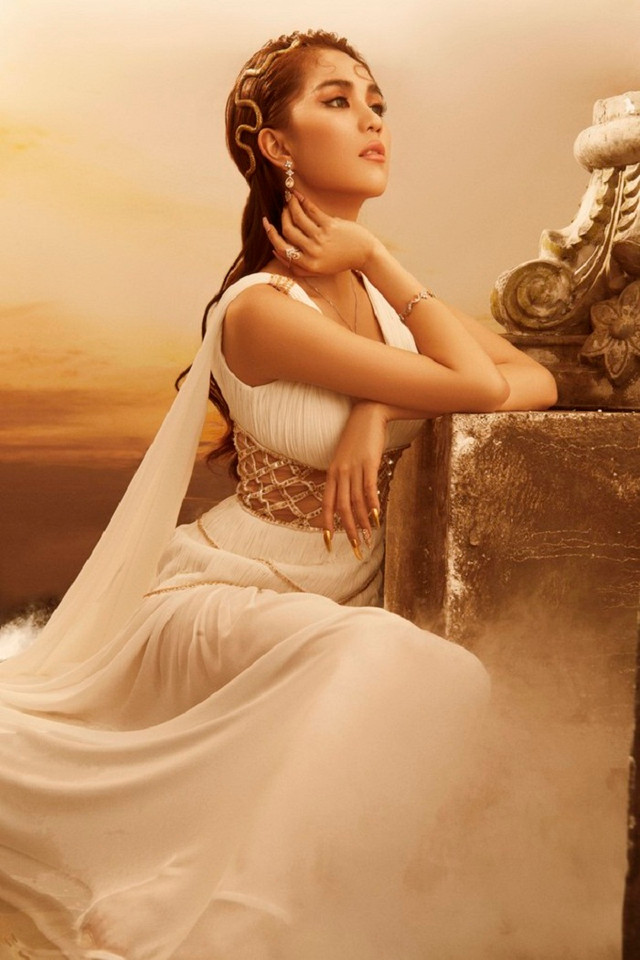 Ngoc Trinh cuc sexy khi hoa than thanh nu than-Hinh-10