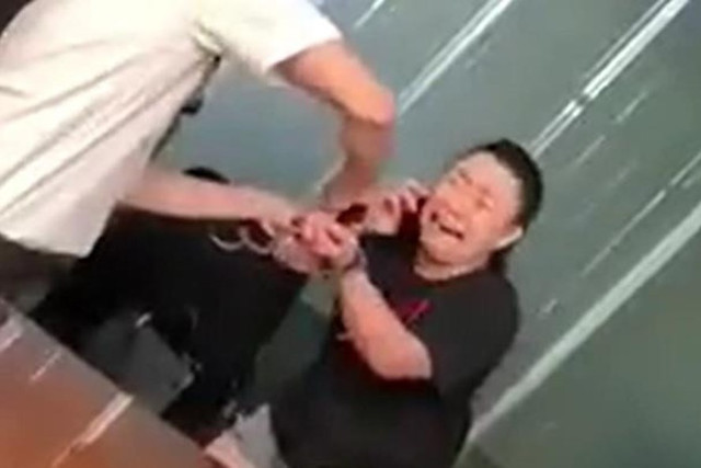 Thoát y, mang súng, chửi nhân viên và những vụ "đại náo" sân bay gây xôn xao Thoat y, mang sung, chui nhan vien va nhung vu