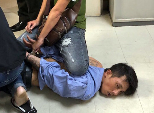 Thoát y, mang súng, chửi nhân viên và những vụ "đại náo" sân bay gây xôn xao - Hình 4 Thoat y, mang sung, chui nhan vien va nhung vu