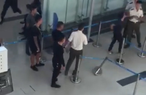 Thoát y, mang súng, chửi nhân viên và những vụ "đại náo" sân bay gây xôn xao - Hình 7 Thoat y, mang sung, chui nhan vien va nhung vu