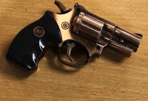 Thoát y, mang súng, chửi nhân viên và những vụ "đại náo" sân bay gây xôn xao - Hình 5 Thoat y, mang sung, chui nhan vien va nhung vu