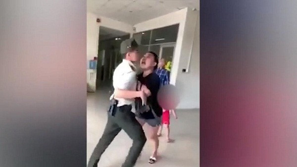 Thoát y, mang súng, chửi nhân viên và những vụ "đại náo" sân bay gây xôn xao - Hình 3 Thoat y, mang sung, chui nhan vien va nhung vu