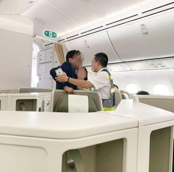 Thoát y, mang súng, chửi nhân viên và những vụ "đại náo" sân bay gây xôn xao - Hình 12 Thoat y, mang sung, chui nhan vien va nhung vu