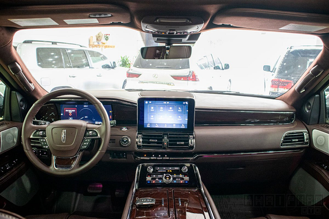 Ngắm nghía SUV 'khủng long' Lincoln Navigator Black Label 2020 mới về Việt Nam - Hình 6 Ngam nghia SUV 'khung long' Lincoln Navigator Black Label 2020 moi ve Viet Nam-Hinh-6