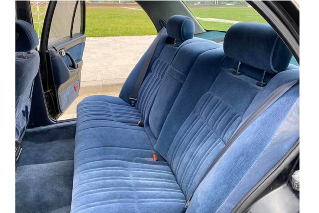 "Xe bộ trường" Toyota Crown gần 30 năm tuổi chỉ 195 triệu đồng - Hình 7 Sức mạnh được truyền xuống cầu sau (RWD) thông qua hộp số sàn 5 cấp hoặc tự động 4 cấp ở những phiên bản lắp hộp số tự động. Ngoài ra, Toyota Crown thập niên 1990 còn rất nhiều phiên bản động cơ khác như dầu dung tích 2.4L và xăng dung tích 2.5 và 2.0L.