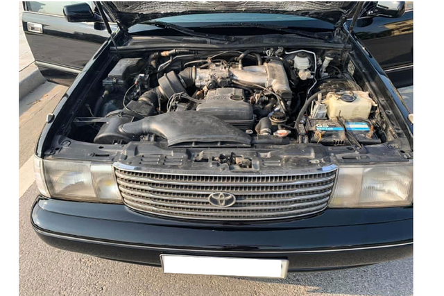 "Xe bộ trường" Toyota Crown gần 30 năm tuổi chỉ 195 triệu đồng - Hình 4 Toyota Crown là dòng sedan mang tính biểu tượng đại diện có giá trị và chất lượng của xe Nhật Bản. Tại Việt Nam, trước đây Toyota Crown được đưa nước về nước khá nhiều chủ yếu để làm xe công vụ, phục vụ làm xe ngoại giao hay đưa đón “VIP” và cán bộ cấp cao.