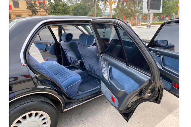 "Xe bộ trường" Toyota Crown gần 30 năm tuổi chỉ 195 triệu đồng - Hình 9 Mặc dù trông khá “cổ lỗ sĩ”, nhưng nội thất của những chiếc Toyota Crown đời cũ vẫn toát lên vẻ đẹp sang trọng với các chi tiết được thiết kế tinh tế, sử dụng vật liệu da và nỉ cao cấp được bọc trên ghế ngồi hay táp-pi cửa.