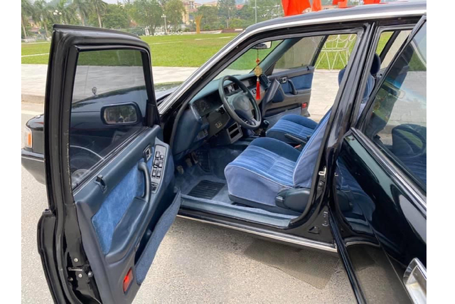 "Xe bộ trường" Toyota Crown gần 30 năm tuổi chỉ 195 triệu đồng - Hình 5 Tại quê nhà Nhật Bản, cùng với dòng xe sedan đầu bảng – Century, Toyota Crown là dòng xe cũng gắn liền với những yếu nhân, những người có địa vị cao trong xã hội Nhật. Trong danh mục sản phẩm sedan của hãng xe Toyota, dòng sedan Crown được định vị cao hơn dòng Avalon và thấp hơn so với dòng Century.