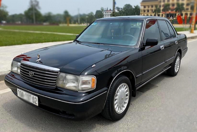 "Xe bộ trường" Toyota Crown gần 30 năm tuổi chỉ 195 triệu đồng - Hình 2 Tuy nhiên, những chiếc Toyota Crown thế hệ cũ đến nay vẫn được nhiều người yêu thích bởi kích thước rộng rãi, thiết kế hình dáng hộp cổ điển mang một nét quyến rũ lịch lãm rất riêng, hằn sâu giá trị xưa cũ, lưu giữ hình ảnh sedan sang trọng một thời của Nhật Bản.