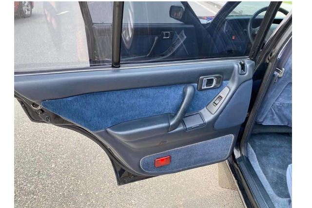 "Xe bộ trường" Toyota Crown gần 30 năm tuổi chỉ 195 triệu đồng - Hình 8 Bên trong nội thất của chiếc Toyota Crown gần 30 năm tuổi mang kiểu dáng giản dị, mộc mạc của những chiếc xe thâp niên 1990. Là một dòng xe chất lượng cao của Toyota, nhiều chi tiết bên trong nội thất vẫn giữ được độ chất qua thời gian gần 30 năm.