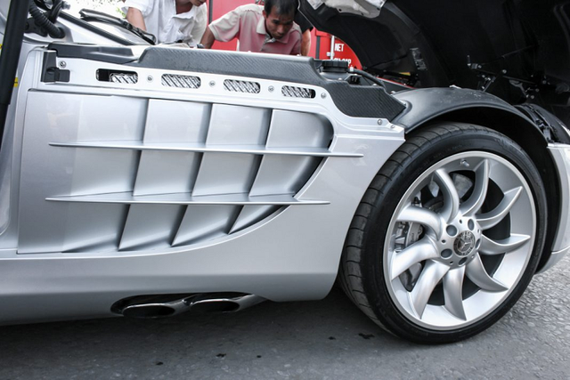 Ngắm "mũi tên bạc" Mercedes-Benz SLR McLaren độc nhất Việt Nam - Hình 5 Ngam