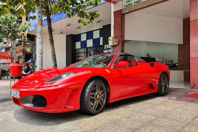 "Hàng lậu" Ferrari F430 Spider được đưa về Việt Nam có gì đặc biệt? Siêu xe Ferrari F430 Spider là một cái tên rất quen thuộc với các fan của thương hiệu "Ngựa chồm". Trải qua hàng chục năm có mặt trên thị trường, F430 Spider vẫn giữ lại được cho mình những giá trị thuần tuý nguyên vẹn, các đường nét thiết kế thời trang và hơn hết là sức mạnh khủng từ khối động cơ V8 4.3L hút khí tự nhiên.