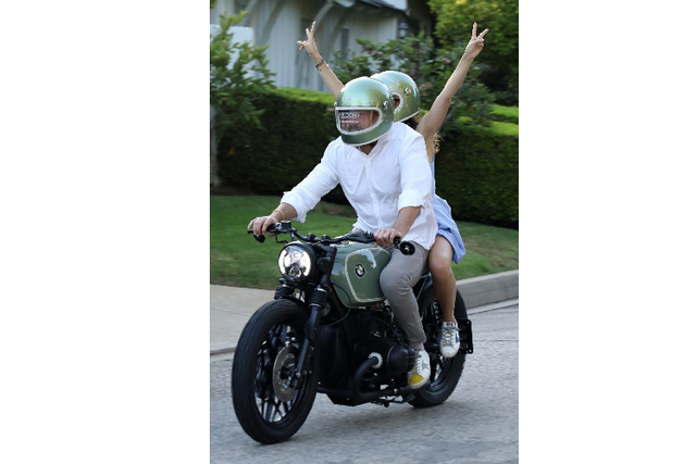 Ben Affleck được bạn gái tặng xe môtô BMW cực chất Ben Affleck duoc ban gai tang xe moto BMW cuc chat