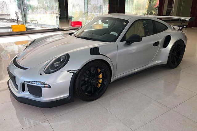 Can canh sieu xe Porsche dang bi dai gia Dang Le Nguyen Vu thanh ly