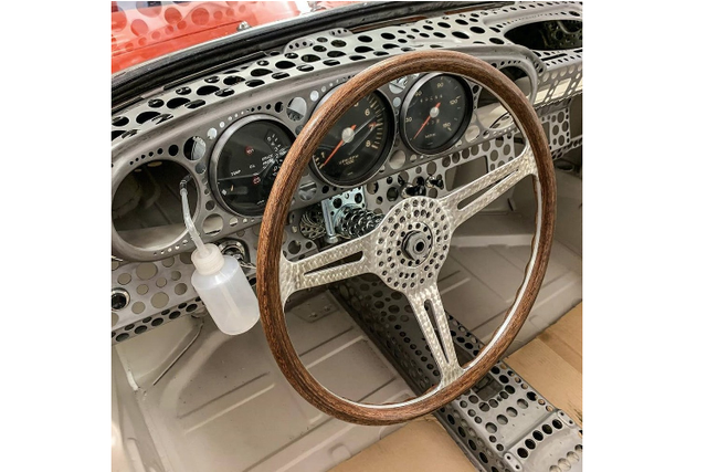 Cận cảnh Porsche 911 siêu nhẹ, sở hữu nhiều lỗ nhất thế giới - Hình 2 Can canh Porsche 911 sieu nhe, so huu nhieu lo nhat the gioi-Hinh-2