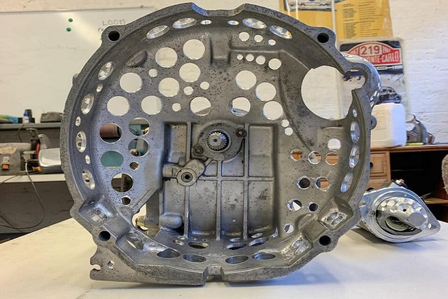 Cận cảnh Porsche 911 siêu nhẹ, sở hữu nhiều lỗ nhất thế giới - Hình 3 Can canh Porsche 911 sieu nhe, so huu nhieu lo nhat the gioi-Hinh-3