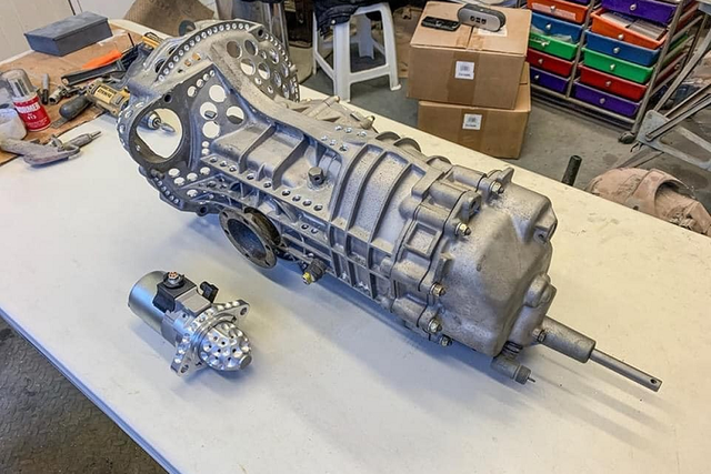 Cận cảnh Porsche 911 siêu nhẹ, sở hữu nhiều lỗ nhất thế giới - Hình 5 Can canh Porsche 911 sieu nhe, so huu nhieu lo nhat the gioi-Hinh-5