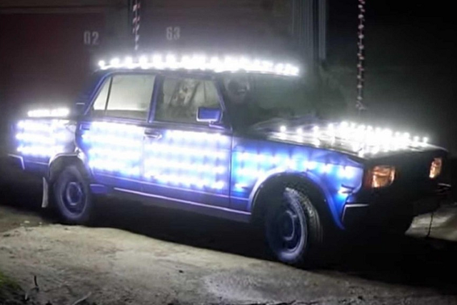 Dân chơi Nga lắp 300 bóng đèn LED lên xe Lada để chạy đêm Dan choi Nga lap 300 bong den LED len xe Lada de chay dem