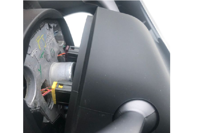 Tesla Model 3 rơi vô lăng dù mới lăn bánh được 1 tháng - Hình 3 Tesla Model 3 roi vo lang du moi lan banh duoc 1 thang-Hinh-3