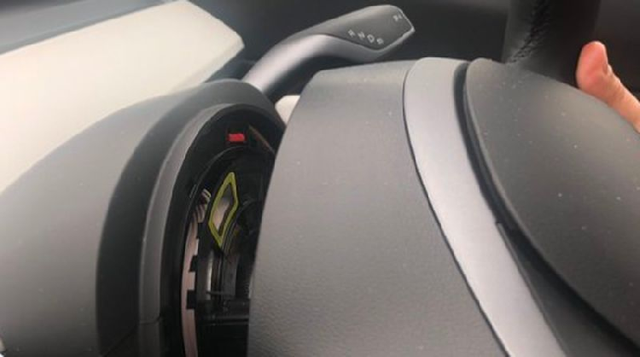 Tesla Model 3 rơi vô lăng dù mới lăn bánh được 1 tháng - Hình 2 Tesla Model 3 roi vo lang du moi lan banh duoc 1 thang-Hinh-2