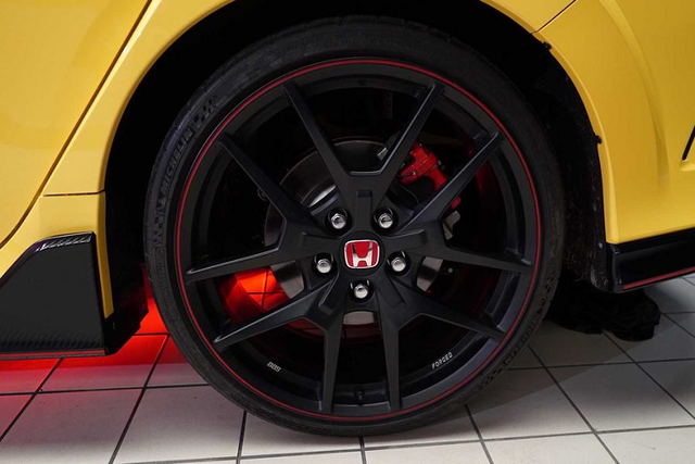 Vua sedan hạng C – Honda Civic ra mắt biến thể Type R 2021 - Hình 5 Vua sedan hang C – Honda Civic ra mat bien the Type R 2021-Hinh-5