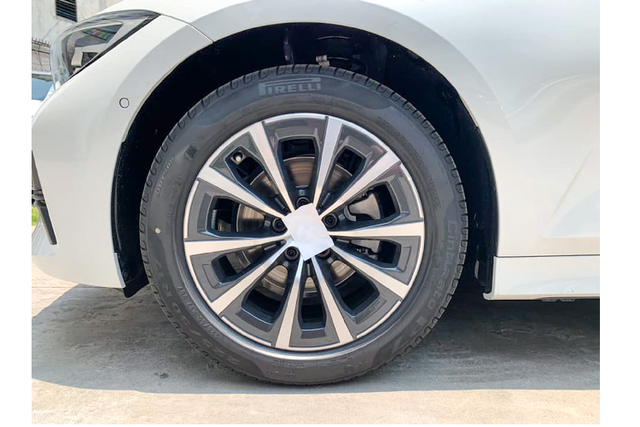 Can canh BMW 320i 2020 moi, gia duoi 2 ty dong-Hinh-2