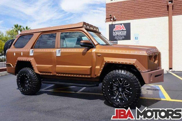 Can canh Toyota 4Runner 2016 boc giap ham ho chi 840 trieu