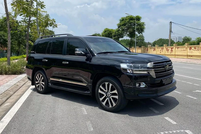 Cận cảnh Toyota Land Cruiser 2018 nhập từ Nga có giá hơn 6 tỷ Can canh Toyota Land Cruiser 2018 nhap tu Nga co gia hon 6 ty