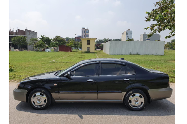 "Xe sang" Daewoo Magnus chỉ hơn 100 triệu đồng tại Việt Nam - Hình 5 Tại thời điểm mới ra mắt thị trường Việt Nam, Daewoo đã chọn phương thức trang bị những tiện nghi hiện đại nhất có thể mà nhiều thứ trong số đó mẫu xe Toyota Camry 2.4L có thể chưa được trang bị nhằm cạnh tranh tối đa với các mẫu xe cùng phân khúc. Có thể liệt kê một số trang thiết bị hữu ích như cảm biến tự động khóa cửa theo tốc độ, ghế lái điều khiển điện tám hướng, gương chỉnh và gập điện, trang bị hệ thống gương chống chói và gương tự động chiếu xuống khi lùi.
