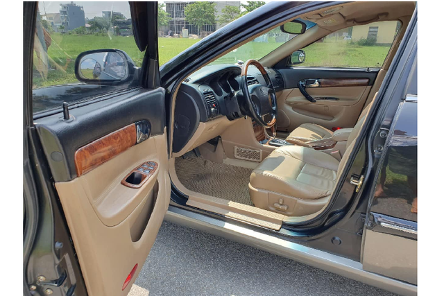 "Xe sang" Daewoo Magnus chỉ hơn 100 triệu đồng tại Việt Nam - Hình 4 Xe sở hữu chiều dài tổng thể 4.770 mm, chiều rộng 1.816 mm và chiều cao 1.440 mm. Chiều dài cơ sở dừng lại ở mức 2.770 mm và phù hợp với mọi lứa tuổi từ thanh niên cho đến thế hệ lớn tuổi. Cốp sau của xe là nơi có thể chứa được 2 vali cỡ trung cùng một số vật dụng khác đủ cho cả năm hành khách.