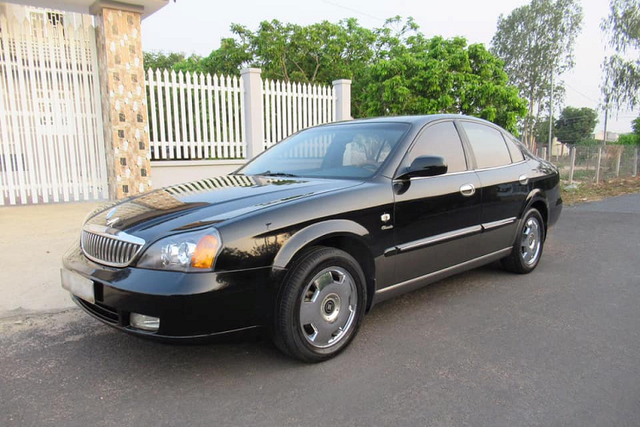 "Xe sang" Daewoo Magnus chỉ hơn 100 triệu đồng tại Việt Nam - Hình 6 Về trang thiết bị an toàn, Daewoo Magnus tại Việt Nam trang bị 2 túi khí cho hàng ghế trước, gương hậu trong xe luôn tự động điều chỉnh 2 chế độ ngày và đêm. Đặc biệt, kính lái của mẫu xe này được thiết kế luôn có độ trong suốt tối đa ngay khi trời mưa nhằm giúp người lái quan sát tốt hơn. Magnus L6 có động cơ lớn và đắt hơn phiên bản Magnus Eagle, tuy nhiên Magnus L6 động cơ lớn này lại có doanh số bán hàng cao gấp 3,5 lần cùng mức giá 38.000 USD cho một chiếc xe thời điểm năm 2004.