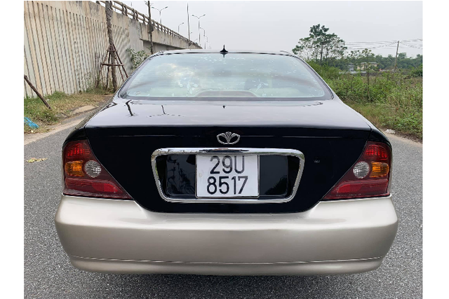 "Xe sang" Daewoo Magnus chỉ hơn 100 triệu đồng tại Việt Nam - Hình 2 Daewoo Magnus là dòng xe sedan hạng trung được sản xuất bởi Daewoo Motors đầu tiên và sau này thuộc về tập đoàn General Motors (GM) khi mà GM đã quyết định mua lại thương hiệu Daewoo. Mẫu xe này được ký hiệu nội bộ bằng mã số V200 cho Tiến sĩ WJ Lee làm giám đốc dự án. V200 được phát triển và kéo dài dựa trên mô hình của mẫu xe Daewoo Leganza (V100).