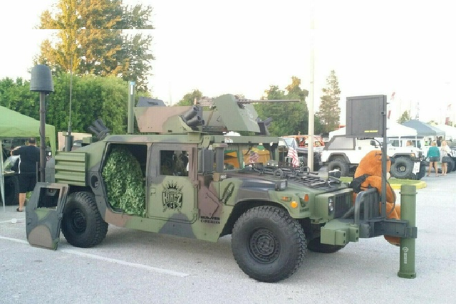 Xe quân sự Humvee gắn súng máy rao bán hơn 2 tỷ đồng Xe quan su Humvee gan sung may rao ban hon 2 ty dong