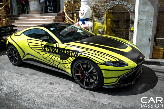 Siêu xe Aston Martin của đại gia Sài Gòn "thay áo" đón Tết Sieu xe Aston Martin cua dai gia Sai Gon