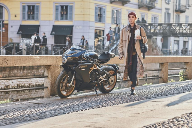 Ngắm siêu môtô MV Agusta Superveloce Ottocento từ 505 triệu đồng - Hình 6 Ngam sieu moto MV Agusta Superveloce Ottocento tu 505 trieu dong-Hinh-6