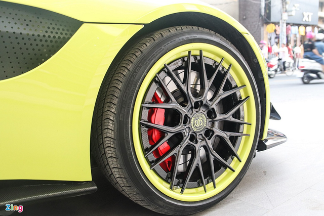 Aston Martin Vantage tại Việt Nam độ mâm hàng độc - Hình 4 Aston Martin Vantage tai Viet Nam do mam hang doc-Hinh-4