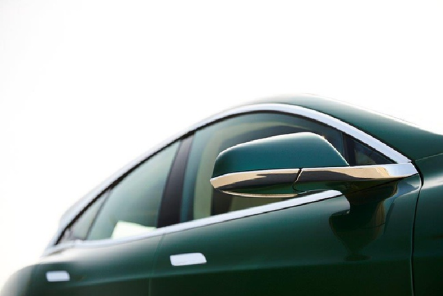 Cận cảnh chi tiết xe điện Tesla độc nhất vô nhị có giá gần 6 tỷ đồng - Hình 5 Can canh chi tiet xe dien Tesla doc nhat vo nhi co gia gan 6 ty dong-Hinh-5