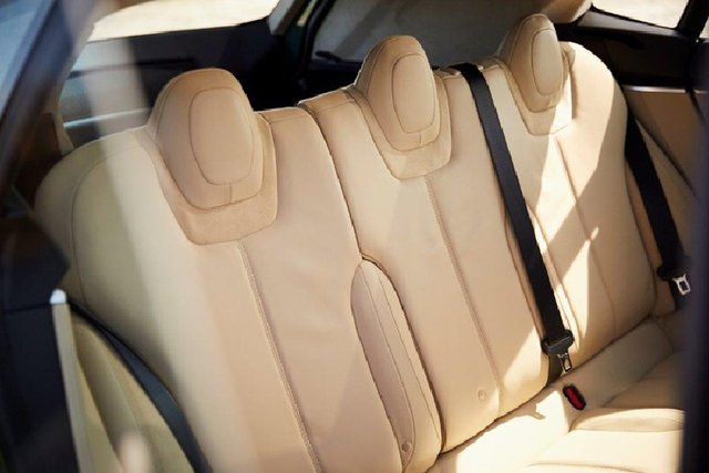 Cận cảnh chi tiết xe điện Tesla độc nhất vô nhị có giá gần 6 tỷ đồng - Hình 7 Can canh chi tiet xe dien Tesla doc nhat vo nhi co gia gan 6 ty dong-Hinh-7