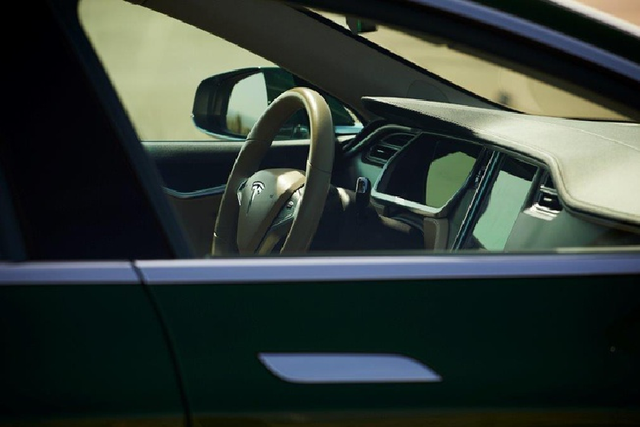 Cận cảnh chi tiết xe điện Tesla độc nhất vô nhị có giá gần 6 tỷ đồng - Hình 8 Can canh chi tiet xe dien Tesla doc nhat vo nhi co gia gan 6 ty dong-Hinh-8