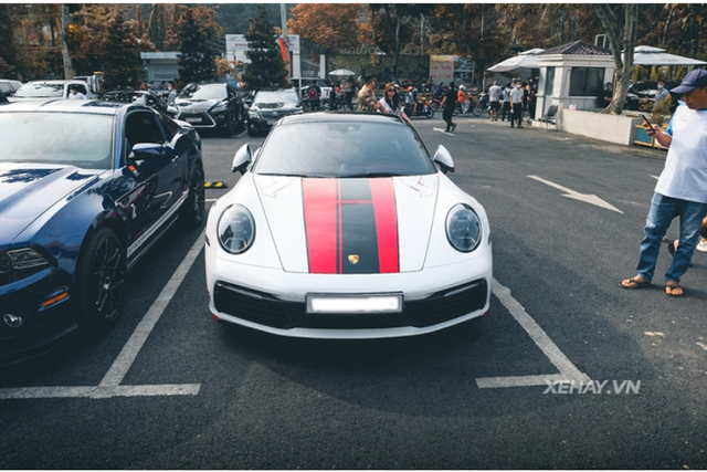 Ngắm Porsche 911 Carrera S nổi bật cạnh dàn siêu xe VietRally - Hình 4 Ngam Porsche 911 Carrera S noi bat canh dan sieu xe VietRally-Hinh-4