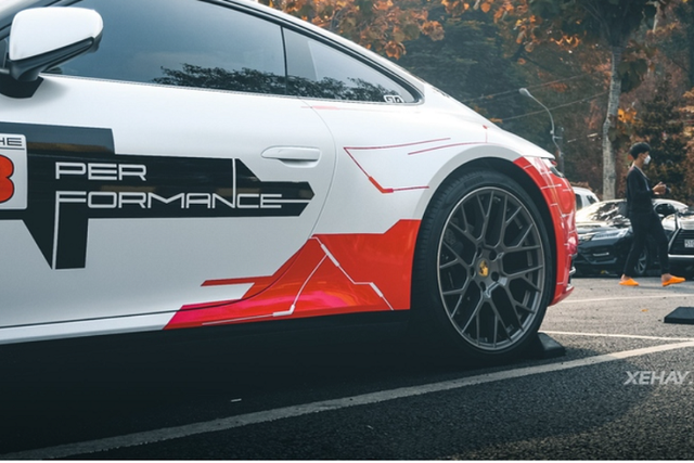 Ngắm Porsche 911 Carrera S nổi bật cạnh dàn siêu xe VietRally - Hình 6 Ngam Porsche 911 Carrera S noi bat canh dan sieu xe VietRally-Hinh-6